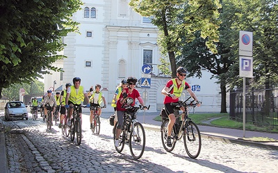 Uczestnicy rajdu przed łowicką katedrą.