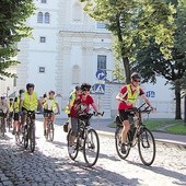 Uczestnicy rajdu przed łowicką katedrą.