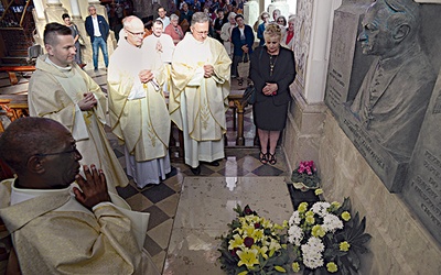 Po Mszy św. delegacja złożyła kwiaty na grobie arcybiskupa, a wszyscy obecni odmówili modlitwę za zmarłych.