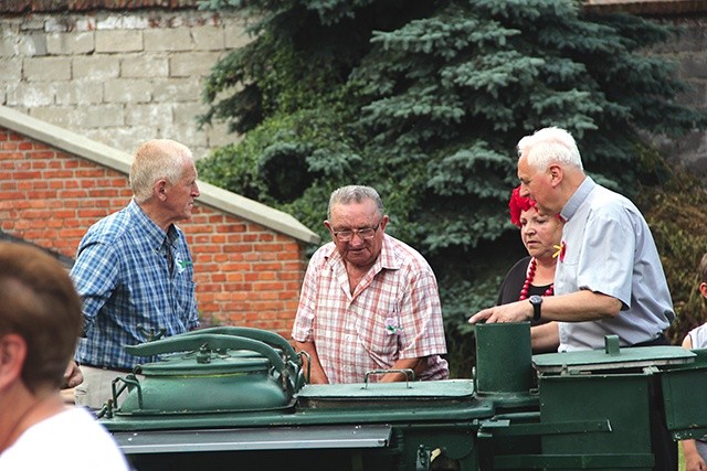 Proboszcz ks. Grzegorz Senderski osobiście sprawdzał, czy grochówka już ciepła. Obok Anna Ozga.