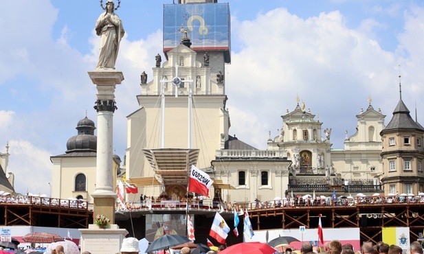 Pielgrzymki na Jasną Górę przed świętem Matki Bożej Szkaplerznej