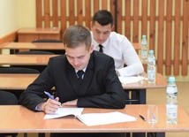 Dwóch z pięciu kandydatów w  czasie pisania egzaminu wstępnego do seminarium.