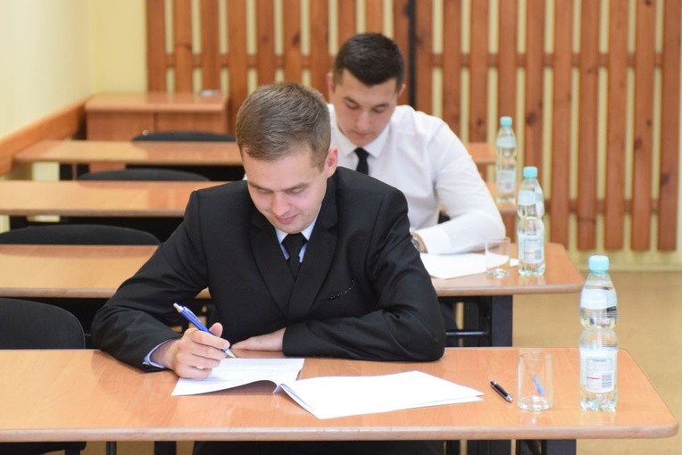 Dwóch z pięciu kandydatów w  czasie pisania egzaminu wstępnego do seminarium.