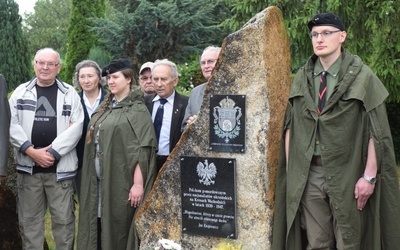 W czasie uczczenia ludobójstwa przy pomniku wartę pełnili harcerze.