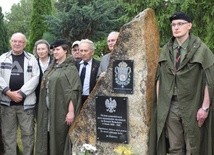 W czasie uczczenia ludobójstwa przy pomniku wartę pełnili harcerze.