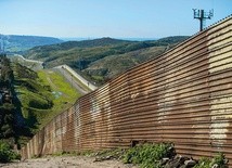 Na granicy USA z Meksykiem istnieją już mury, jak ten w okolicach lotniska Tijuana.