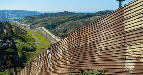 Na granicy USA z Meksykiem istnieją już mury, jak ten w okolicach lotniska Tijuana.