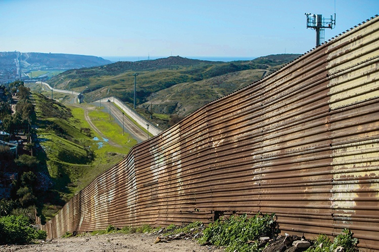 Na granicy USA z Meksykiem istnieją już mury, jak ten w okolicach lotniska Tijuana.