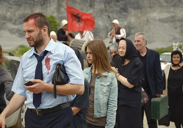 Film rozgrywa się w małej serbskiej enklawie w zdominowanym przez Albańczyków Kosowie.