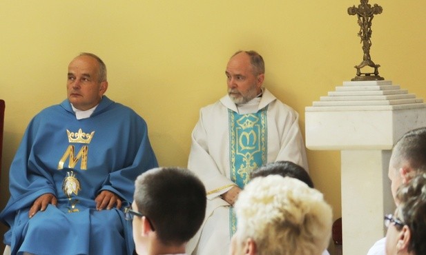 Wraz z całą wspólnotą i jej proboszczem modlił się też rodak - ks. Józef Lach, sercanin (z prawej)