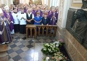 Modlitwa przy grobie św. abp. Zygmunta Zimowskiego