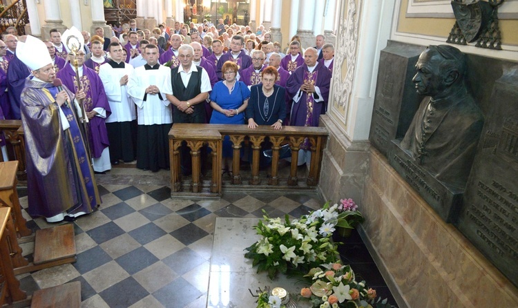 Modlitwa przy grobie św. abp. Zygmunta Zimowskiego