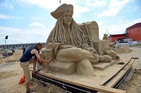 Rzeźbiarz Mikołaj Jerczyński podczas pracy na rzeźbą przedstawiającą Jacka Sparrowa