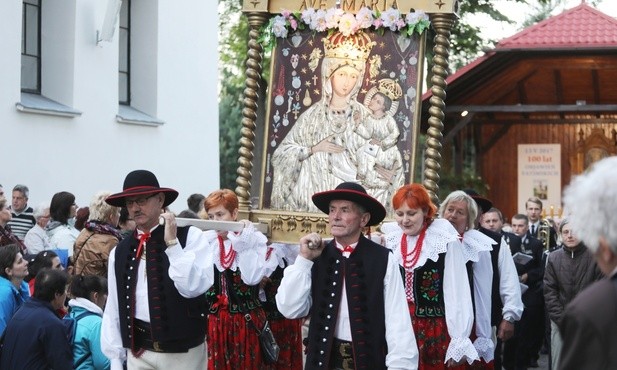 Fatimska procesja z obrazem Mb Rychwałdzkiej - ostatnia przed podniesieniem świątyni do godności bazyliki