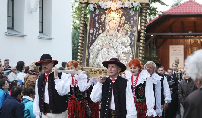 Fatimska procesja z obrazem Mb Rychwałdzkiej - ostatnia przed podniesieniem świątyni do godności bazyliki