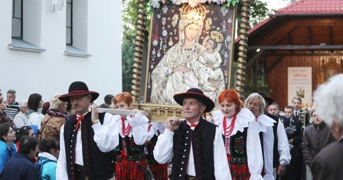 Fatimska procesja z obrazem Mb Rychwałdzkiej - ostatnia przed podniesieniem świątyni do godności bazyliki