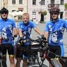 Trójka rowerzystów, od lewej: Marian Butor, Maciej Urbaniec i ks. Grzegorz Kierpiec dziś będzie na Nordkappie. Dołączył do nich Marek Stasica oraz ekipa samochodowa: Basia Marek i Mariusz Marek