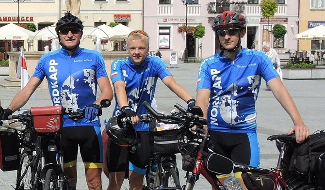 Trójka rowerzystów, od lewej: Marian Butor, Maciej Urbaniec i ks. Grzegorz Kierpiec dziś będzie na Nordkappie. Dołączył do nich Marek Stasica oraz ekipa samochodowa: Basia Marek i Mariusz Marek