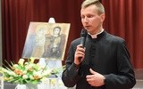 ks. Krzysztof na tle ikony Przyjaciół Oblubieńca