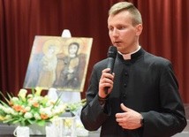 ks. Krzysztof na tle ikony Przyjaciół Oblubieńca