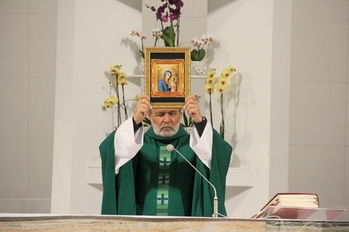 Na zakończenie Mszy św. o. Zygmunt Kwiatkowski SJ pobłogosławił zebranych kazańską ikoną Matki Bożej