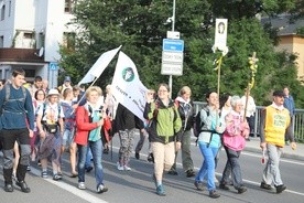 Pielgrzymi na granicznym moście nad Olzą