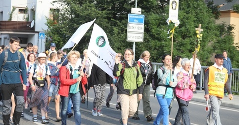 Pielgrzymi na granicznym moście nad Olzą