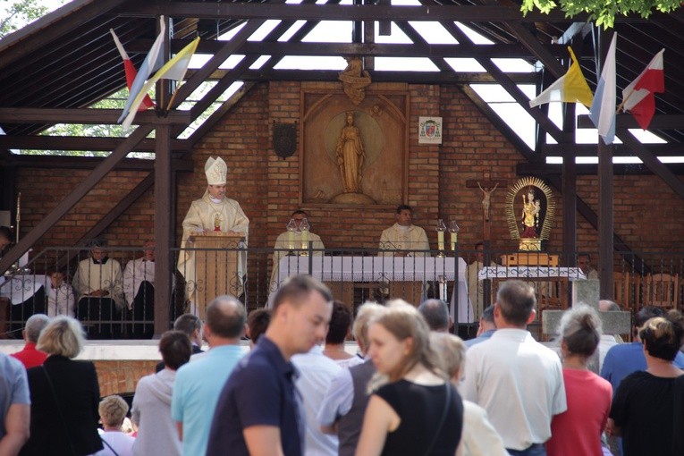 Msza św. odpustowa odprawiona została przy ołtarzu polowym swarzewskiego sanktuarium i zgromadziła setki wiernych