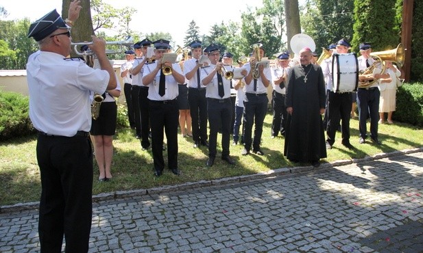 Dla gości, także dla bp. Michała, zagrała orkiestra dęta.