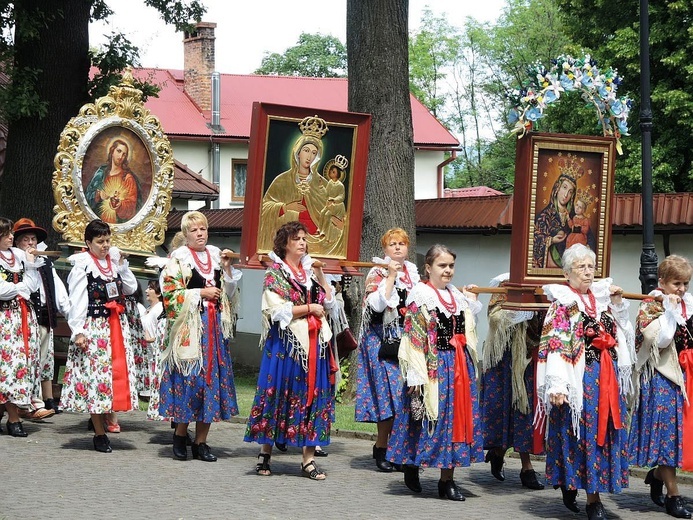 Odpust w Rychwałdzie z monstrancją fatimską