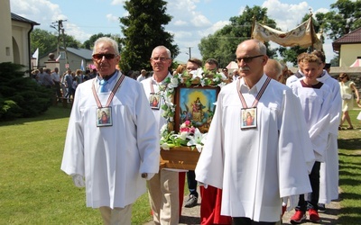 W procesji niesiony był feretron z wizerunkiem Matki Bożej Szkaplerznej