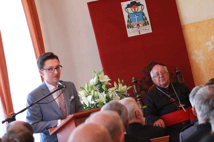 Bp Czesław Stanula uhononorowany przez Szerzyny