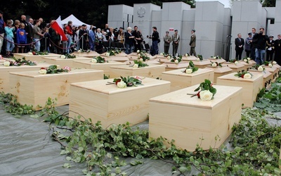 "Kończą się tragiczne dzieje powązkowskiej Łączki"