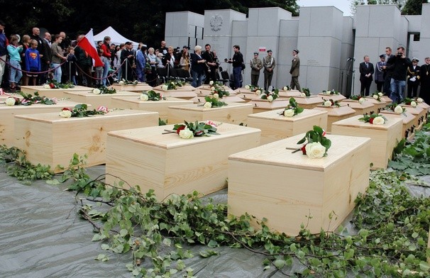 "Kończą się tragiczne dzieje powązkowskiej Łączki"