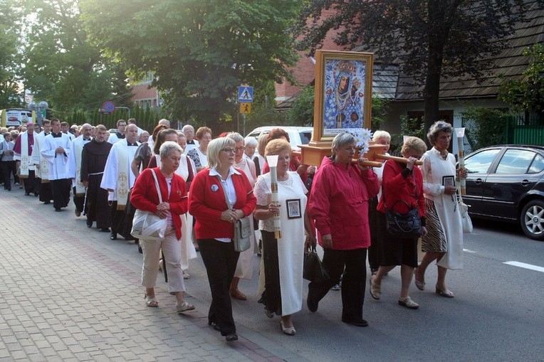 Procesja różańcowa ulicami Tarnowa