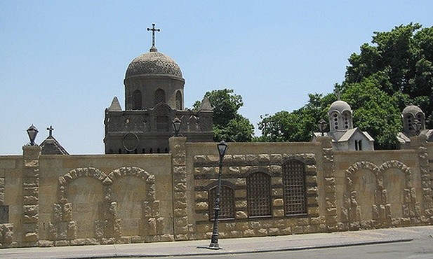 Zagrożone terroryzmem egipskie Kościoły ograniczają działalność