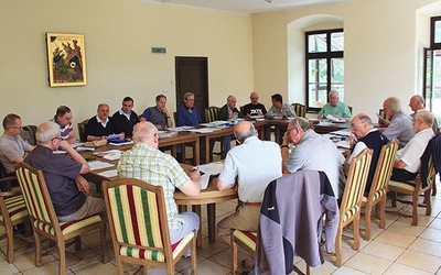 ▲	Uczestnicy europejskiego spotkania kapłańskich Fraterni Jesus Caritas w Rudach.