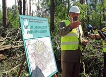 ▲	Wiesław Kucharski przy mapie, gdzie wskazał zniszczone tereny.