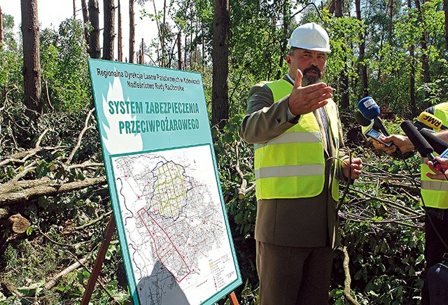 ▲	Wiesław Kucharski przy mapie, gdzie wskazał zniszczone tereny.
