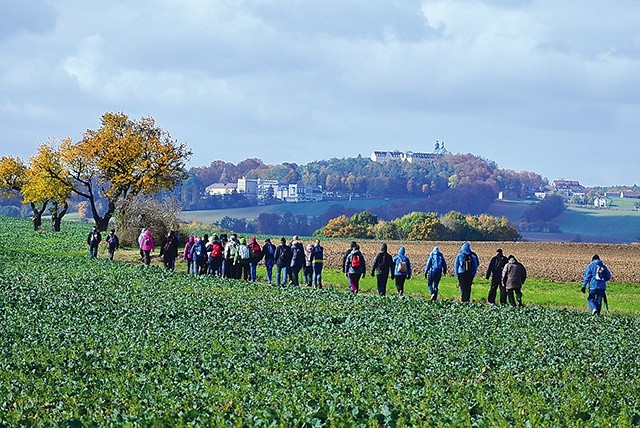 Pielgrzymi w drodze z Zimnej Wódki na Górę Świętej Anny