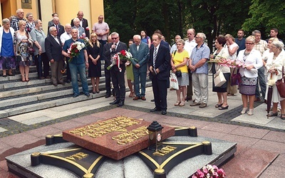 ▲	Po Mszy św. uczestnicy uroczystości zebrali się przed płytą Grobu Nieznanego Żołnierza znajdującą się przed kościołem garnizonowym.