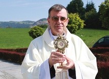 ▲	Relikwie wprowadził  do kościoła ks. Zbigniew Kras.