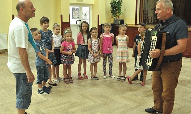 Stanisław Deś (z prawej) z Januszem Cierlikiem, choreografem, i Małymi Jastrzębianami