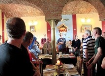 Kolacja uczestników zgromadzenia Fraterni Księży Jesus Caritas w „Barce”.