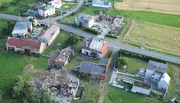 Widok z góry pokazuje, jakie szkody wyrządził żywioł.