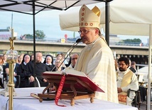 ▲	Bp Muskus zapewniał, że jedyną odpowiedzią na lęki mieszkańców Starego Kontynentu jest Chrystusowy krzyż.