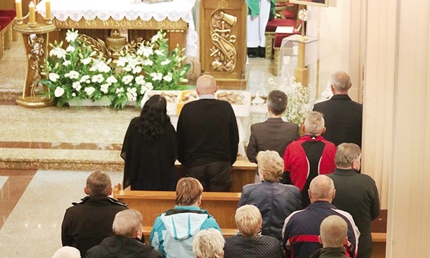 O zachowanie daru wolności wraz z członkami ruchu AA i ich rodzinami modlił się w Szczyrku  bp Piotr Greger.