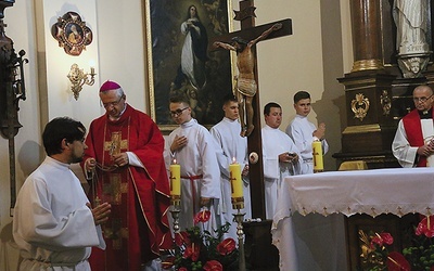 ▲	Eucharystii na pożegnanie krzyża przewodniczył bp Mieczysław Cisło.