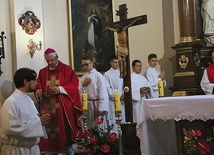 ▲	Eucharystii na pożegnanie krzyża przewodniczył bp Mieczysław Cisło.