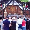 ▲	Msza św. odprawiona została przy ołtarzu polowym i zgromadziła setki wiernych.